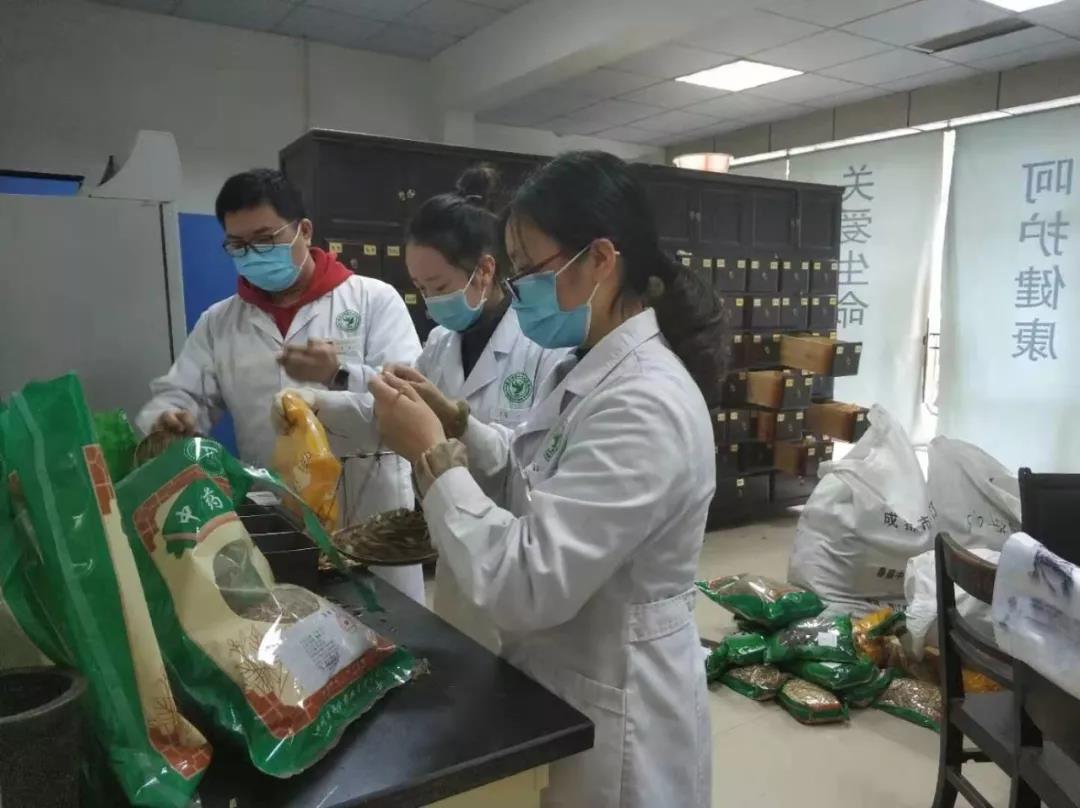 三医爱心熬药 暖心守护“抗疫人”