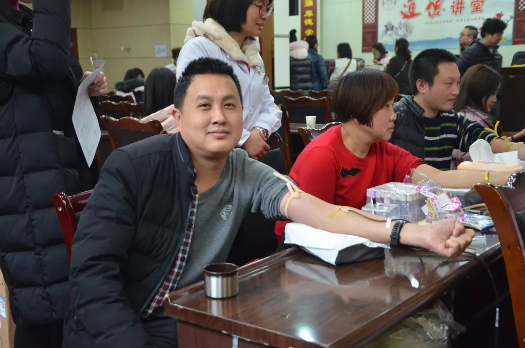 挽起袖子的那一刻，是爱在传递——我院医护人员参与无偿献血