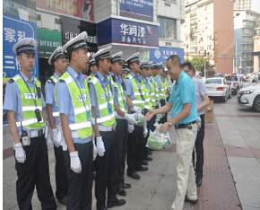 高温慰问建和谐 防暑物品送清凉