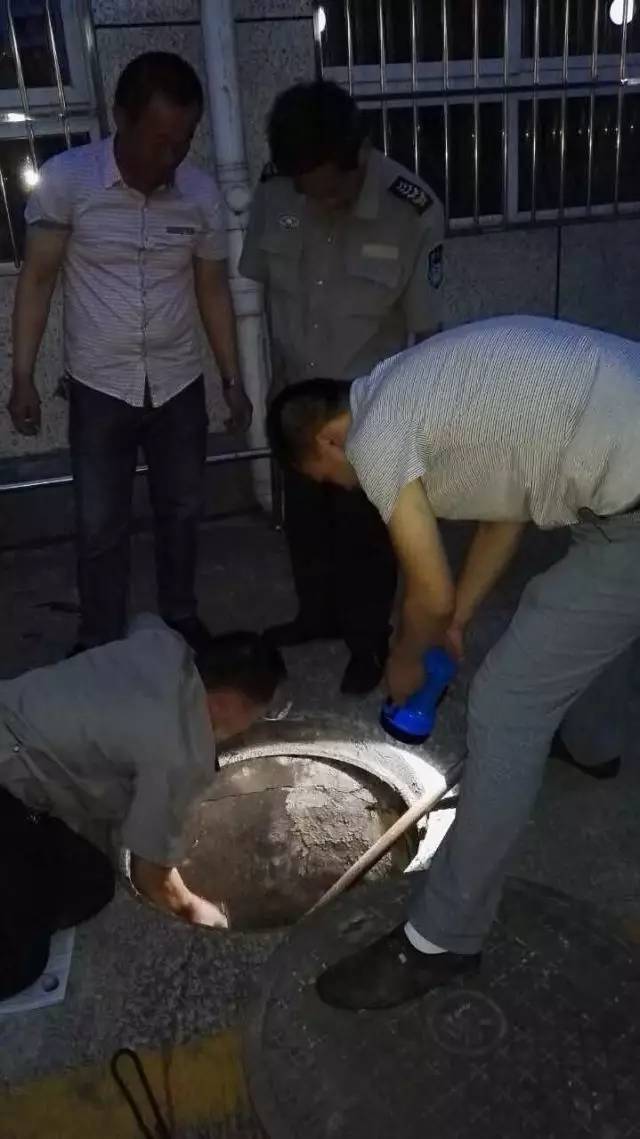 患者家属不慎将钱掉入厕所 三医后勤职工齐心打捞